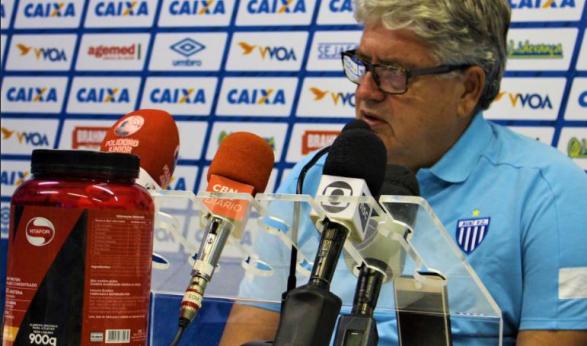 Geninho se irrita com desobediência de André Moritz e cobra jogador do Avaí