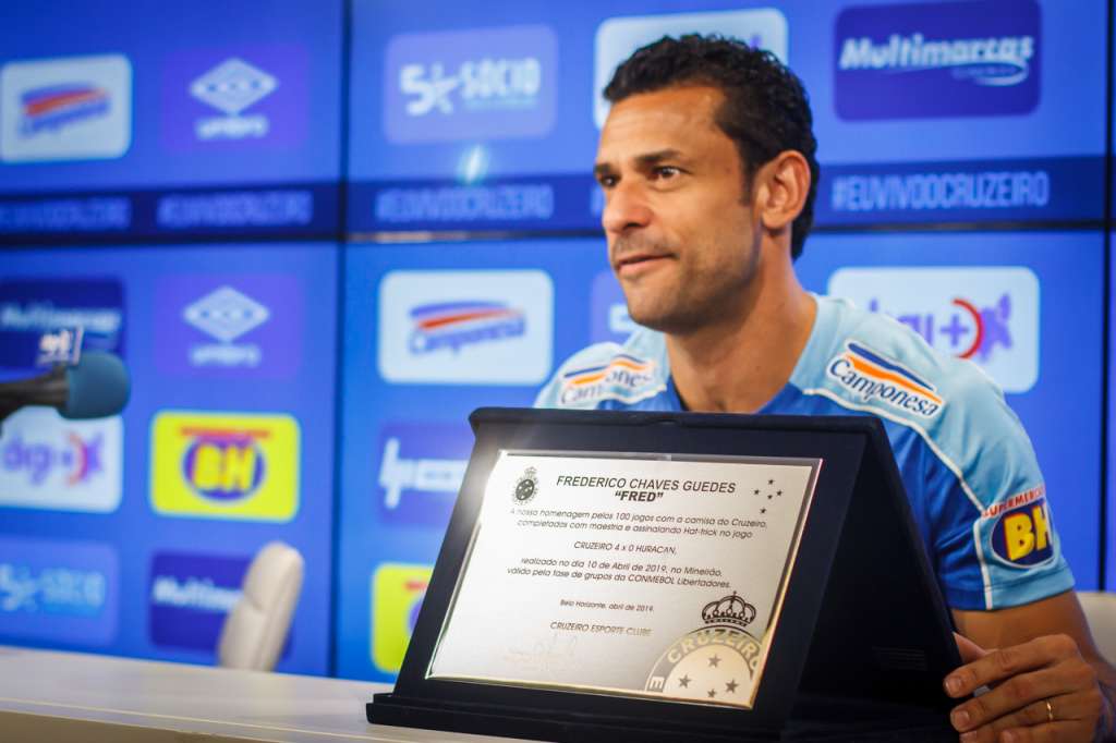 O atacante Fred foi homenageado pela diretoria cruzeirense pelo centésimo jogo no clube