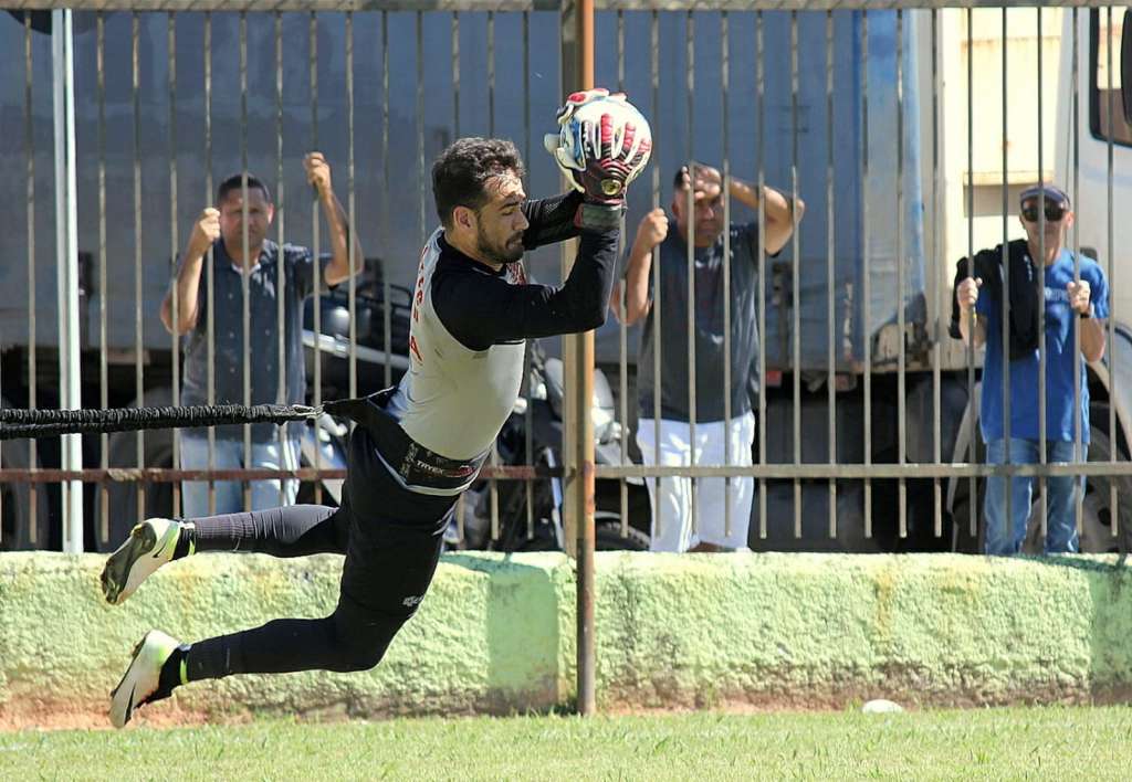Chapecoense acerta com goleiro Matheus Cavichioli, mas depende da liberação do Oeste