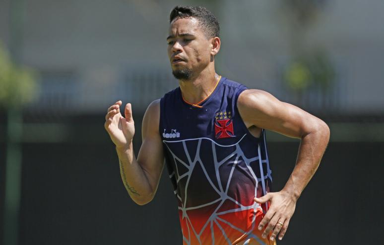 Lateral agride torcedor em chegada do Vasco a Manaus para duelo com Corinthians