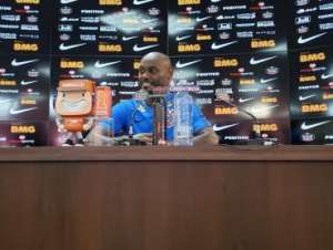 Vagner Love exalta papel de '12º jogador' do Corinthians: 'Tento incendiar'