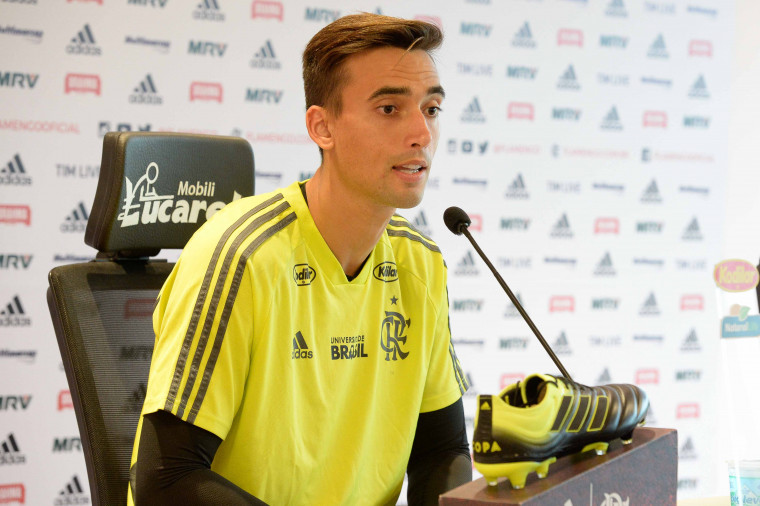 Goleiro César diz não se incomodar com pressão: ‘Aqui é Flamengo, cobrança é bom’