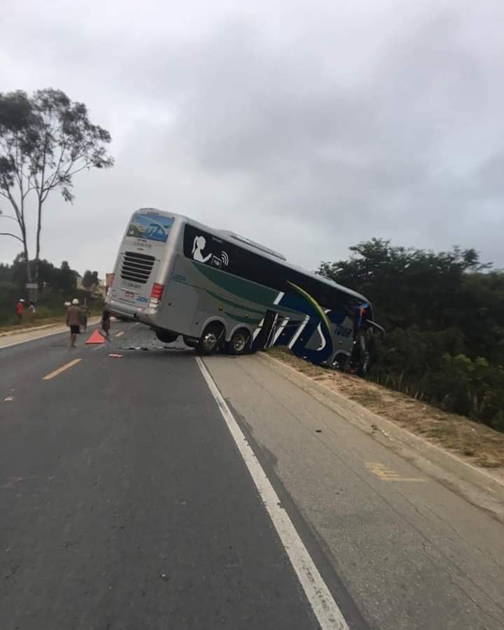 Acidente entre carreta e ônibus do Bahia sub-15 mata motoristas e deixa 8 feridos