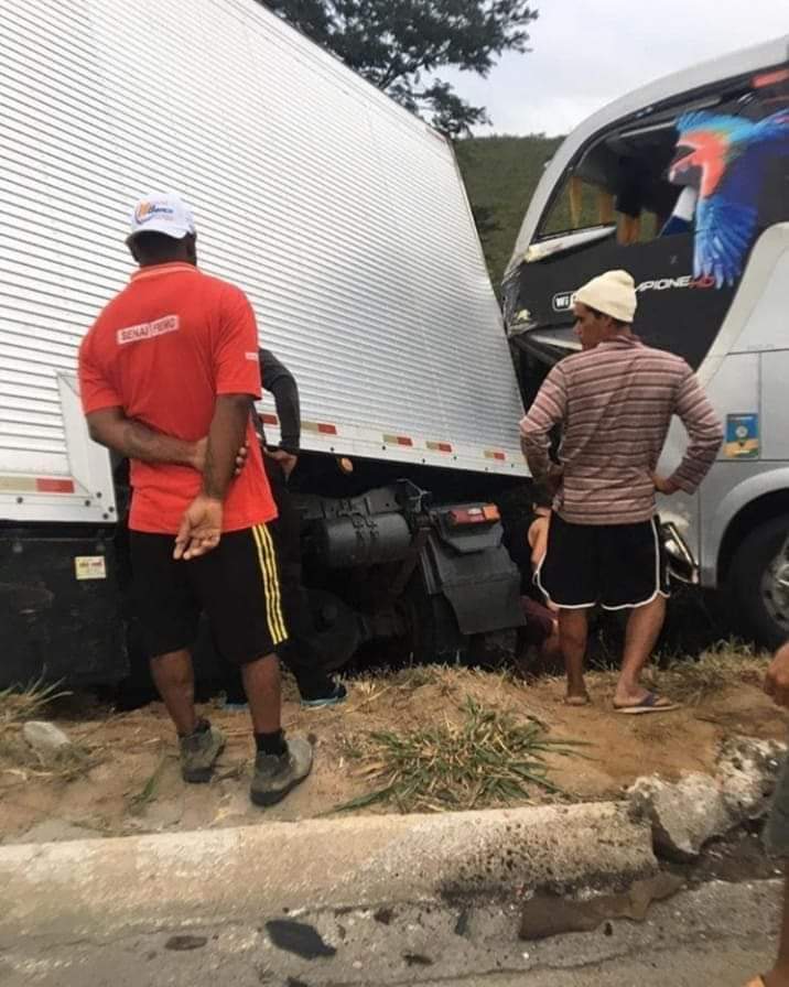 Acidente entre carreta e ônibus do Bahia sub-15 mata motoristas e deixa 8 feridos 3 0002050385790 img