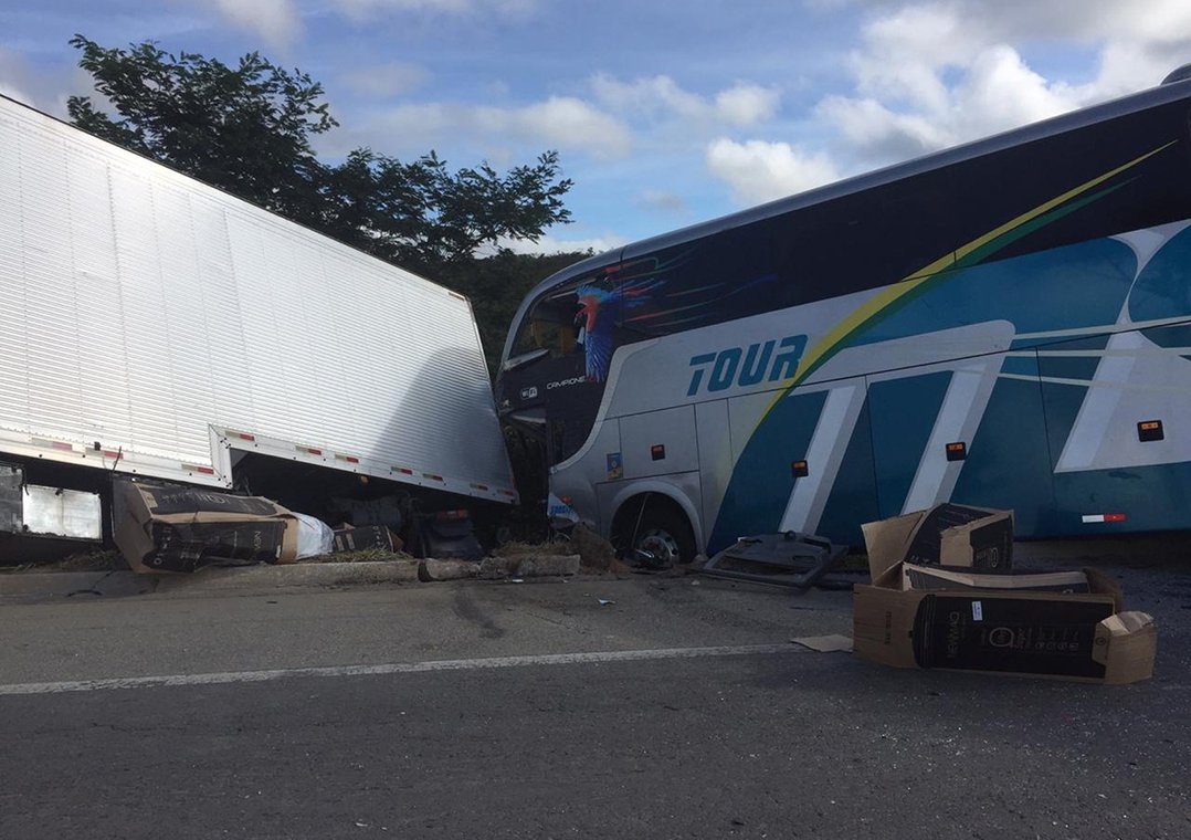 Após acidente, Bahia diz que só treinador de goleiros segue internado