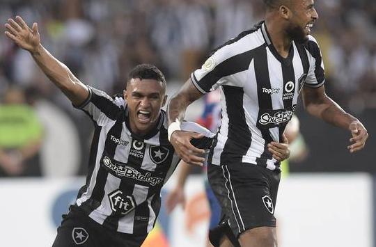 Botafogo comemora gol em jogo equilibrado
