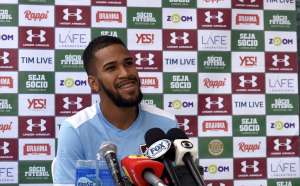 Perto do Corinthians, Everaldo é liberado pelo Fluminense