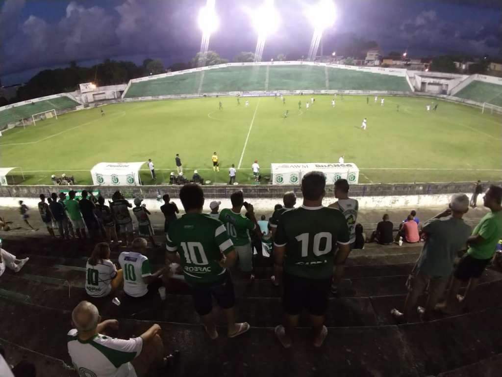 Torcida do América-PE comemora vitória sobre o Bahia de Feira-BA na estreia da Série D (Foto: Washington Luiz Vaz) - Washington Luiz Vaz