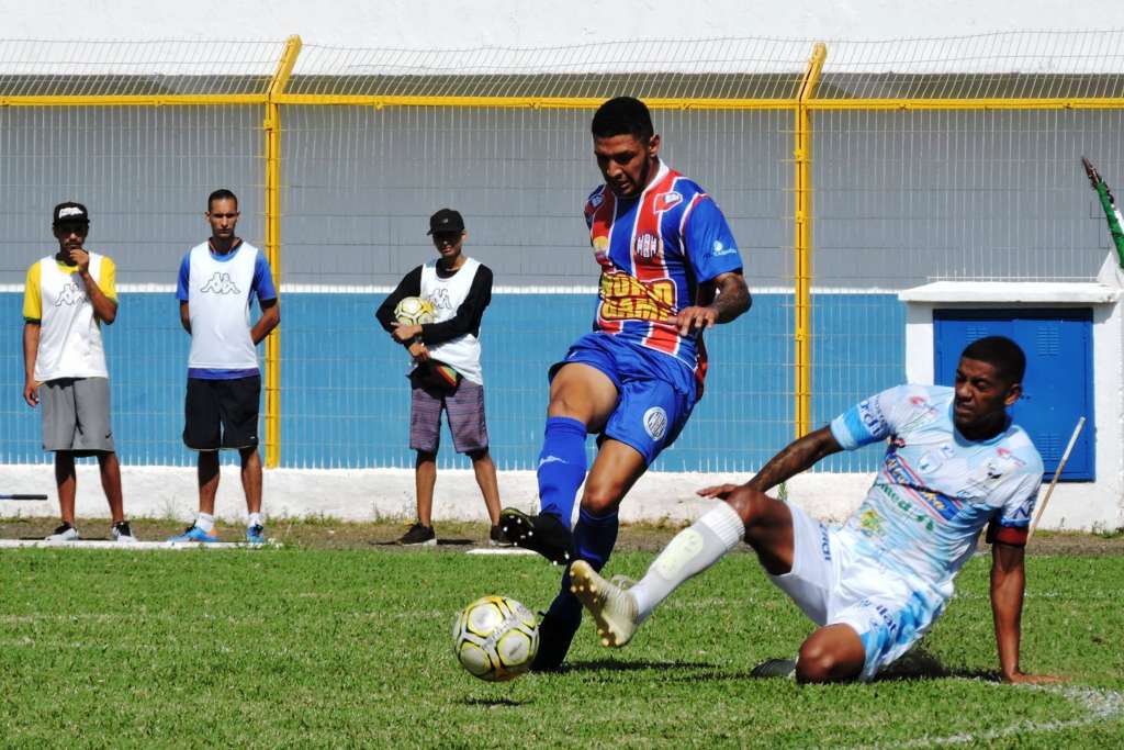 Sãocarlense (listrado) perdeu para o Catanduvense (azul) - Foto: Gustavo Curvelo