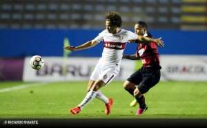 Bahia assina pré-contrato com meia do Internacional e tenta liberação imediata