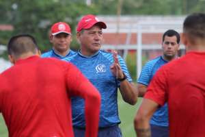 Série C: Márcio Goiano mantém base titular e ajuda Náutico a vencer a primeira