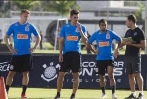 Danilo Avelar elogia Carlos Augusto no Corinthians: 'Tenho que ficar atento'