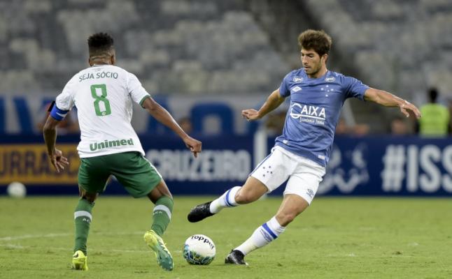 Lucas Silva com a camisa do Cruzeiro