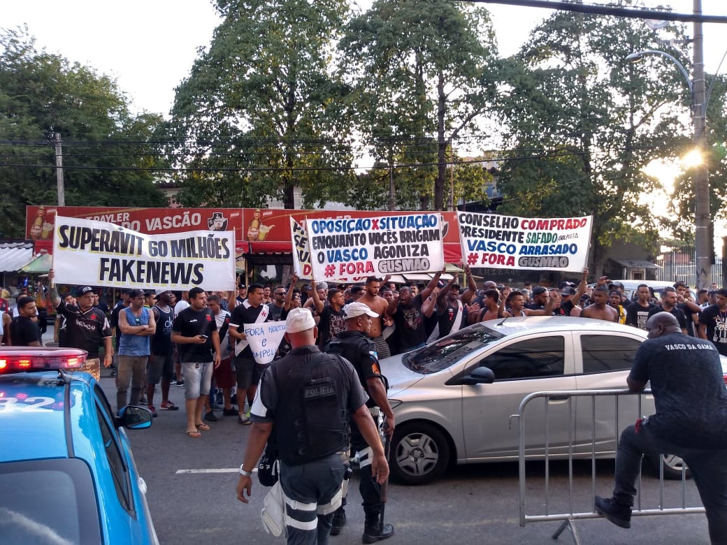 Torcedores do Vasco protestam e pedem saída do presidente Alexandre Campello