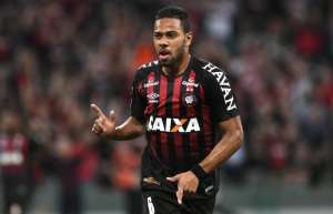 Athletico-PR recusa proposta tentadora do Atlético de Madrid por lateral