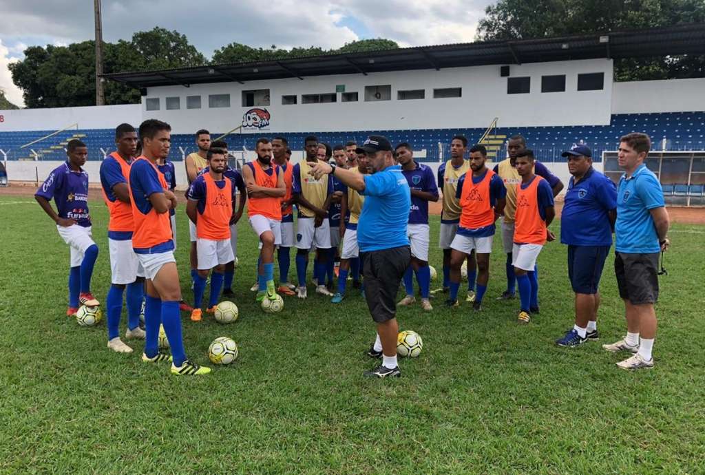 Apresentado, novo técnico elogia elenco do Osvaldo Cruz mas pede reforços (Foto: Márcio Barreto)