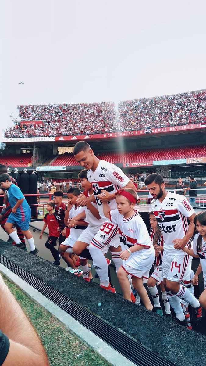 ‘Cheio de disposição’, Antony se cuida para aguentar maratona no São Paulo