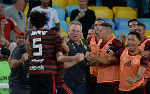 'Mais leve' após vaga, Flamengo volta ao Brasil e dirigente garante Abel no cargo