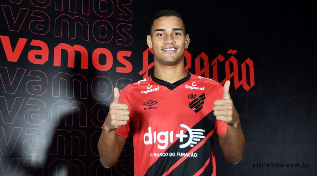 Athletico apresenta meia que estava 'encostado' em rival do Brasileirão