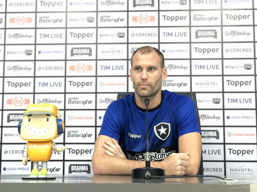 Carli revela motivação especial para Botafogo encerrar jejum em clássicos