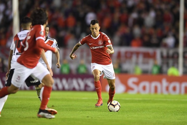 Lateral do Internacional evita falar sobre possível saída: “Procuro não me envolver”