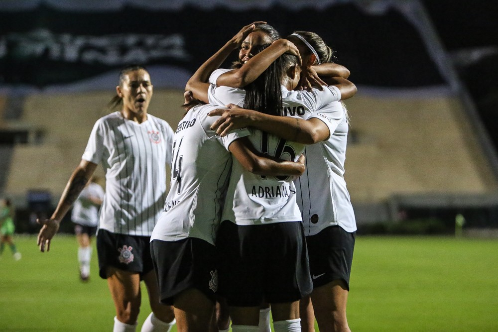 BRASILEIRO FEMININO: Corinthians vence jogo histórico no Pacaembu e lídera