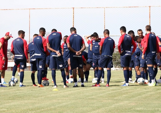 Vila Nova entra em campo pressionado após a eliminação na Copa do Brasil