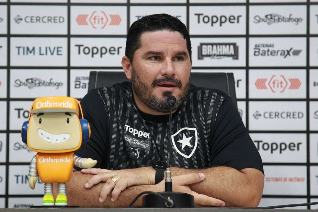 Barroca se diz ansioso por 1º clássico no Botafogo: 'Sentimento muito especial'