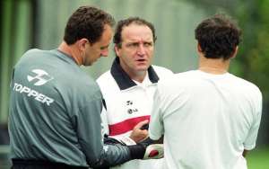 Cuca diz que guarda camisa de Rogério Ceni e vê homenagens justas no Castelão