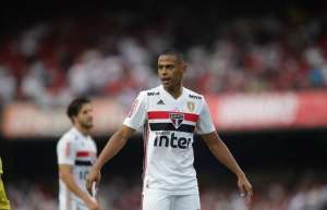 Zagueiro ex-Figueirense acerta renovação com o São Paulo até o meio de 2023