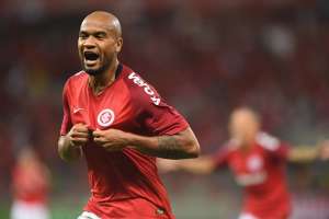 Moledo nega ter proposta do exterior e se diz focado no Inter: 'Sou feliz aqui'