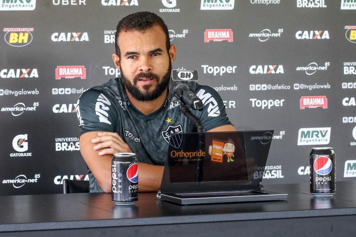 Interino admite dúvida entre Zé Welison e Adilson no Atlético-MG