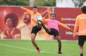 Capitão não treina e vira dúvida no Internacional para jogo contra o Cruzeiro