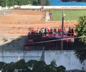 Com portões fechados, torcedores alugam trio elétrico e apoiam time da Série D