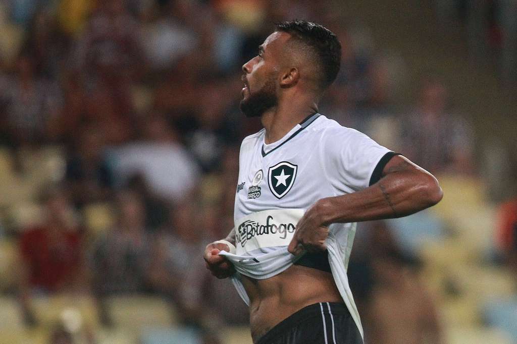 Alex Santana marcou o gol da vitória do Botafogo no Maracanã