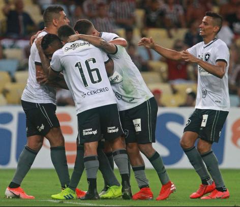 Botafogo comemora a vitória pra cima do Fluminense no Maracanã