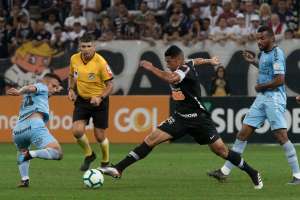 Carille vê 'evolução' no Corinthians, mas se incomoda com erros de passes