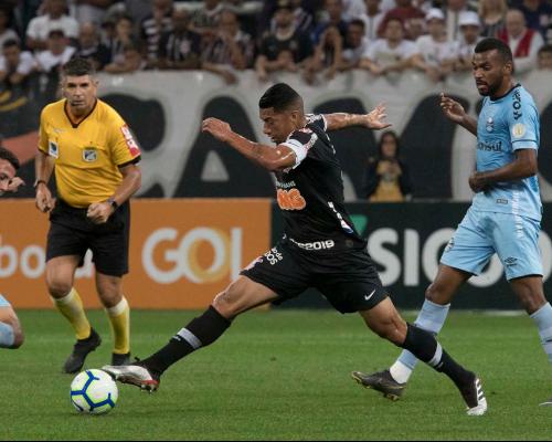 Carille vê 'evolução' no Corinthians, mas se incomoda com erros de passes
