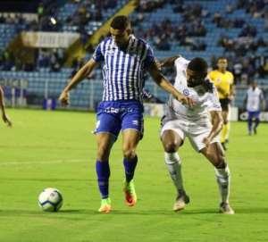 Geninho vê ataque do Avaí inoperante e acredita em 'pressão da Série A'
