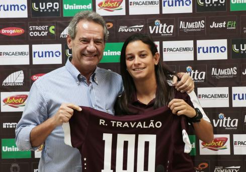 Feminino: Rafa Travalão completa 100 jogos com a Ferroviária e recebe homenagem