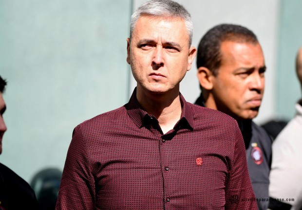 Tiago Nunes pede para Athletico-PR ‘pensar grande’ e promete reforços