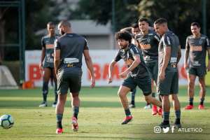 Adilson é poupado de treino e deve ficar no banco do Atlético-MG contra o Santos