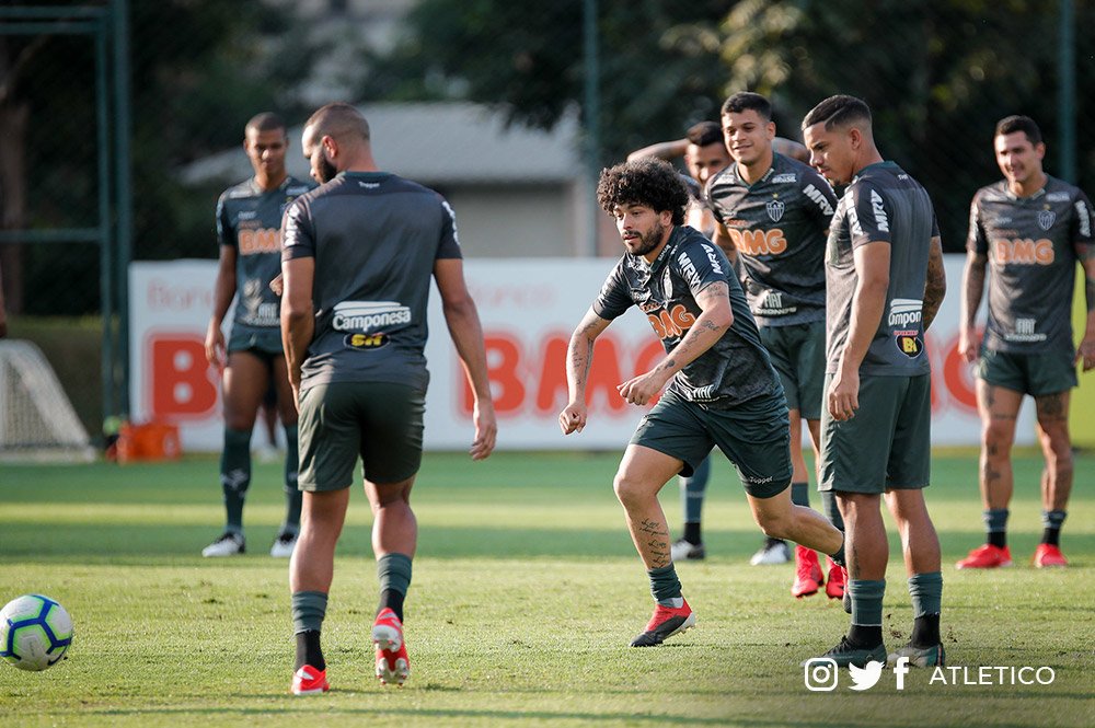Adilson é poupado de treino e deve ficar no banco do Atlético-MG contra o Santos