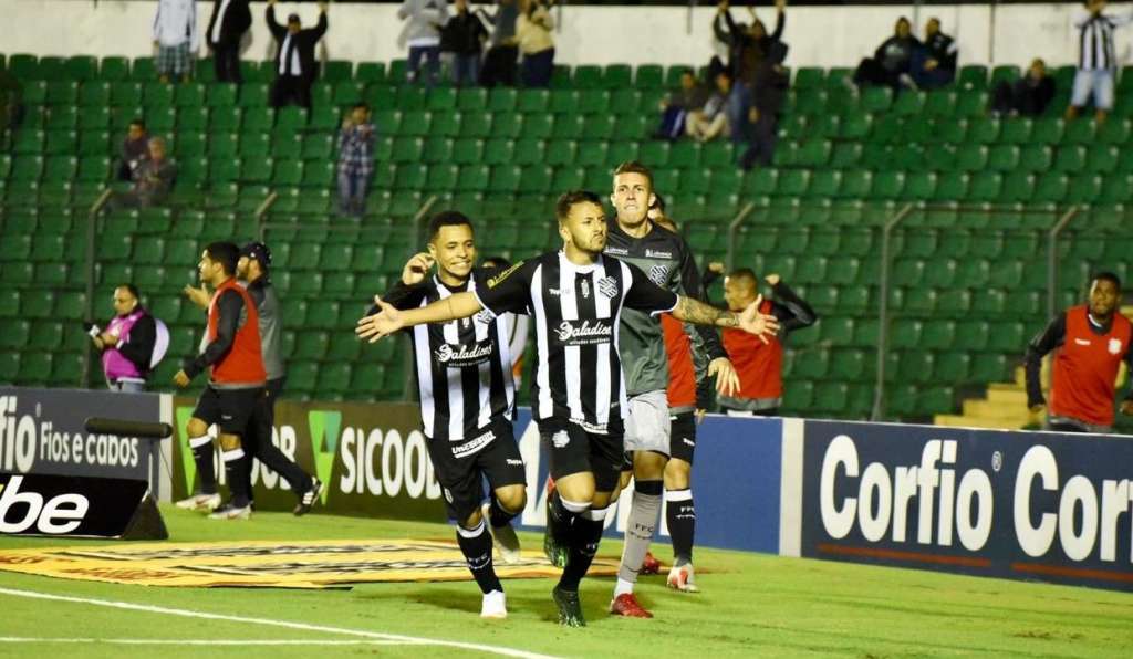 João Diogo comemora o gol que deu a vitória ao Figueirense (Foto: Matheus Dias/FFC)