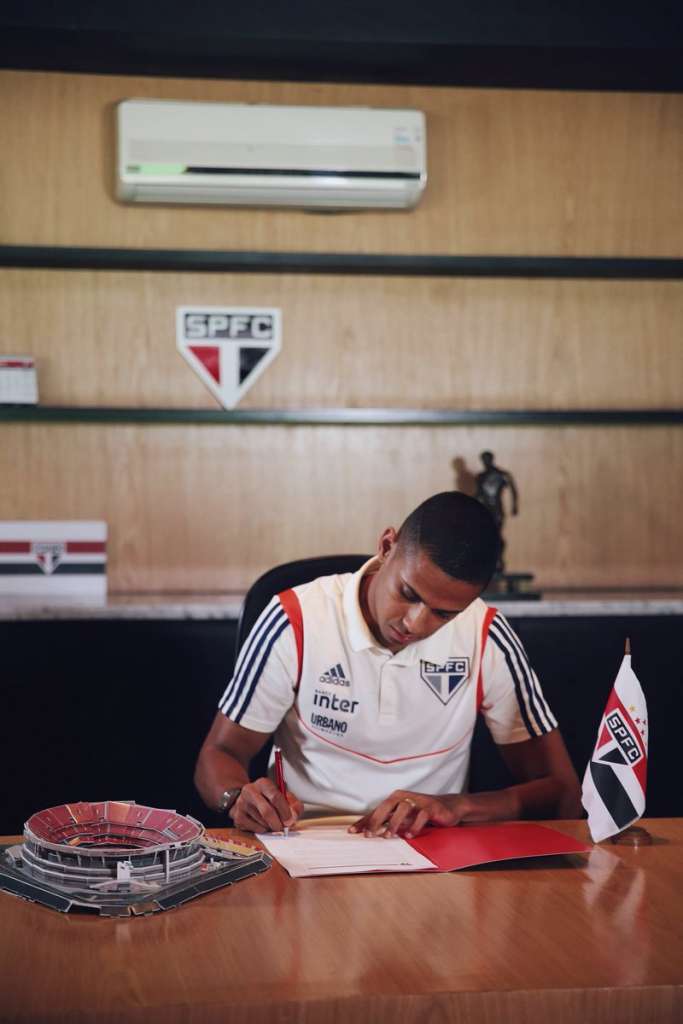 São Paulo oficializa renovação do contrato de zagueiro destaque do Paulistão até 2023