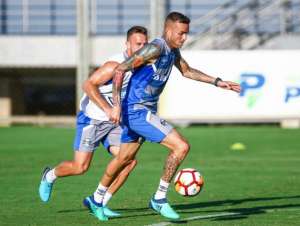 Possível substituto de Jean Pyerre, Luan deixa treino do Grêmio mancando