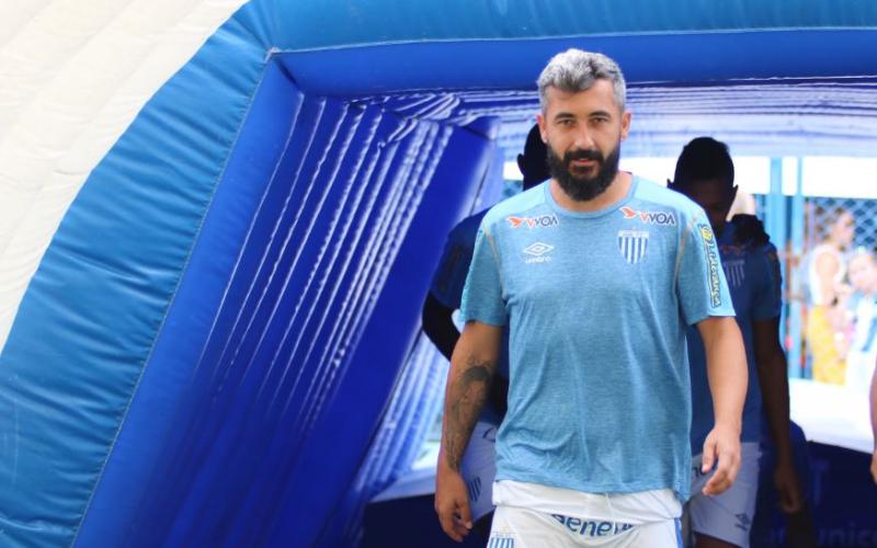 Dois meses após estreia e lesão, Douglas se aproxima de retorno no Avaí