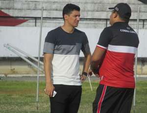 Série C: Dirigente do Santa Cruz defende permanência de Leston: 'Trabalho muito bom'