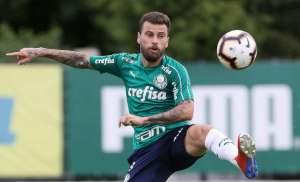 Antes de duelo com o Santos, Lucas Lima amarga ostracismo no Palmeiras
