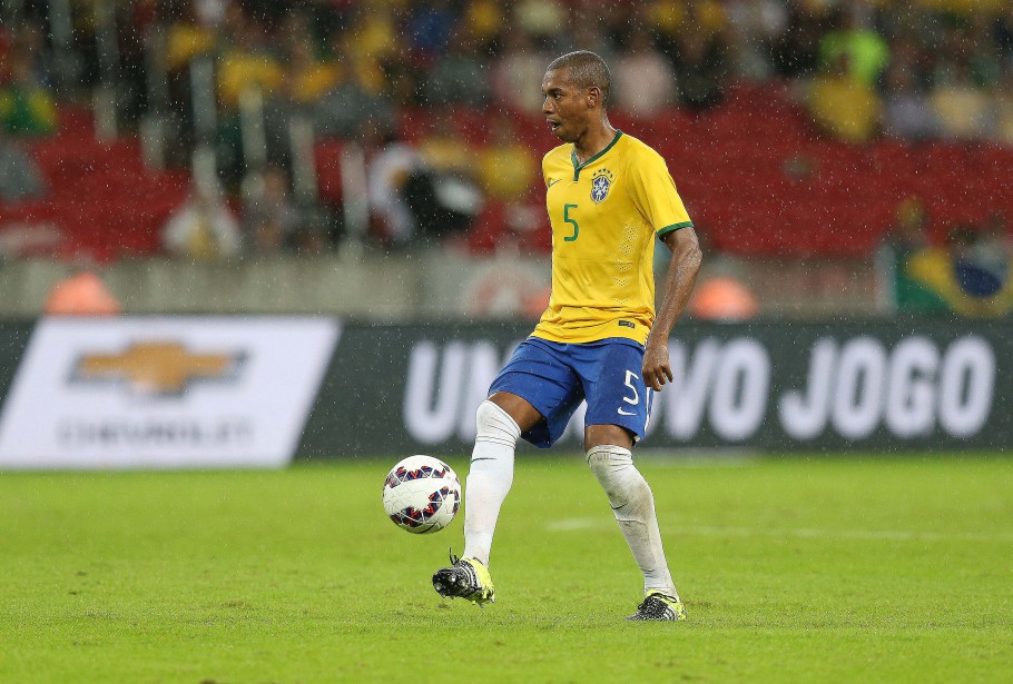 Em retorno à seleção após críticas, Fernandinho ganha elogios de Tite